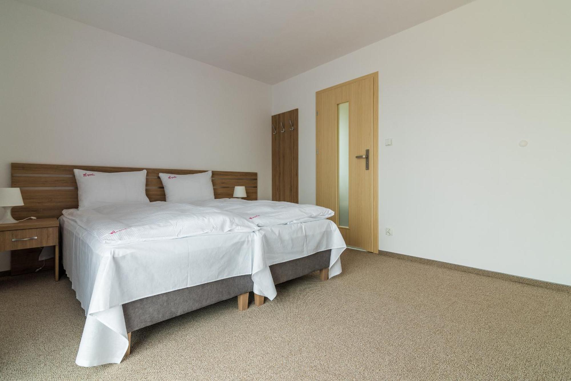 Magnolia Pokoje I Apartamenty Дембки Экстерьер фото